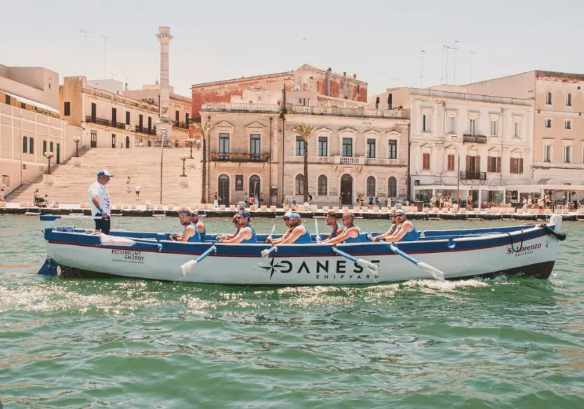 Tour del Porto Interno con i Vogatori Remuri di Brindisi — Tour Guidati
