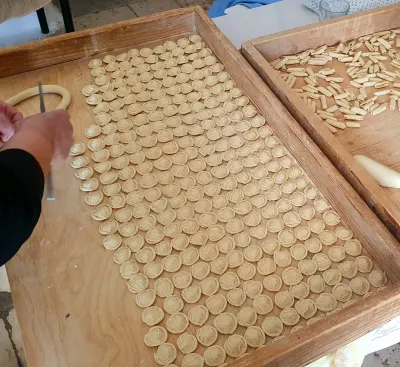 Orecchiette fatte a mano sul tavoliere