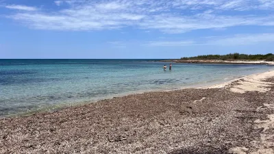 Spiaggia d’estate nella riserva di Torre Guaceto