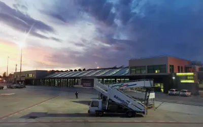 Aeroporto di Brindisi al crepuscolo